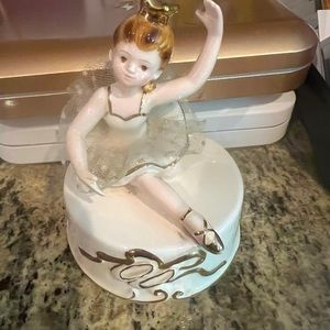 Schmid vintage ballerina music box, original stickers. Revolves, plays Fur Elise